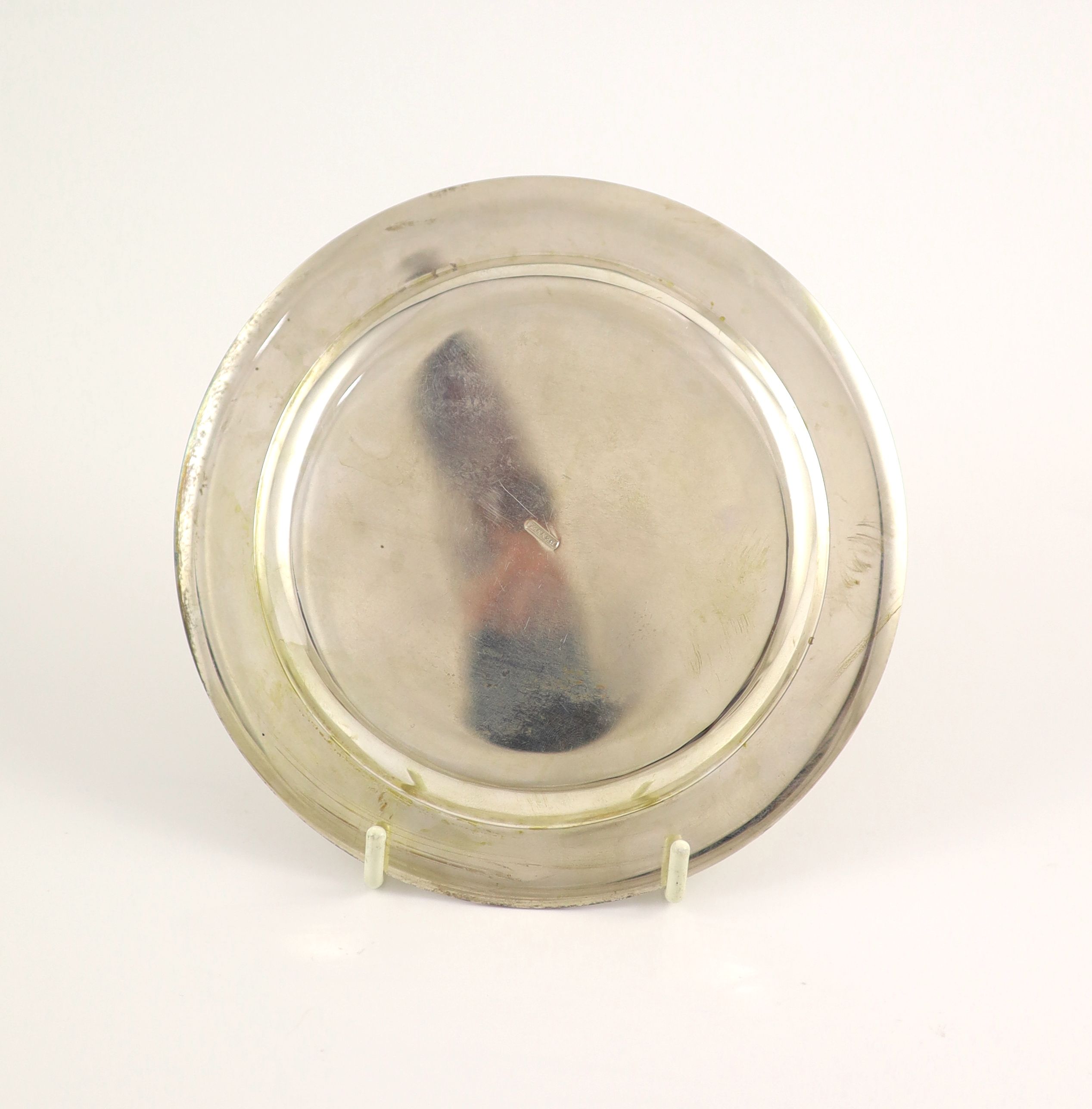 A silver small circular dish, by Simon Benney, maker's mark SFSB, London, 1998, the base stamped 'Benney'